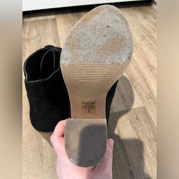 SODA black lace up velvet boots size 9. - Picture 6 of 7